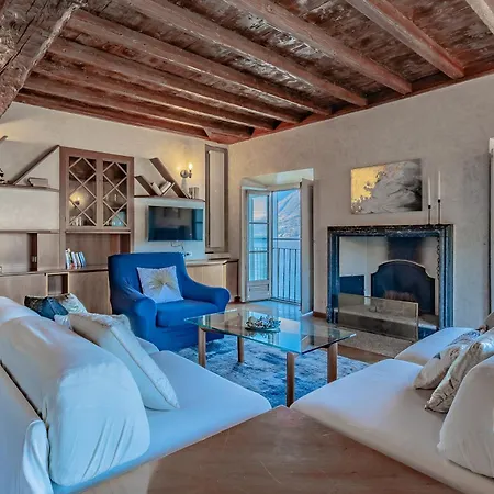 Domus Elena Lakeview *