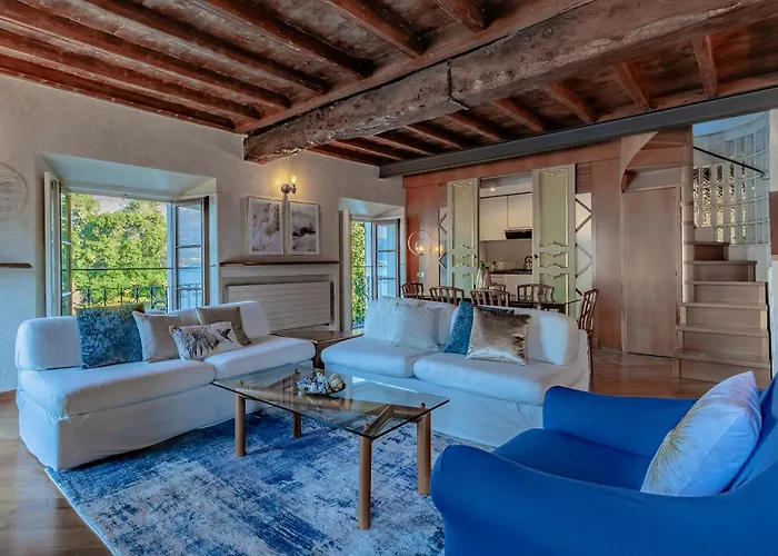 Domus Elena Lakeview *