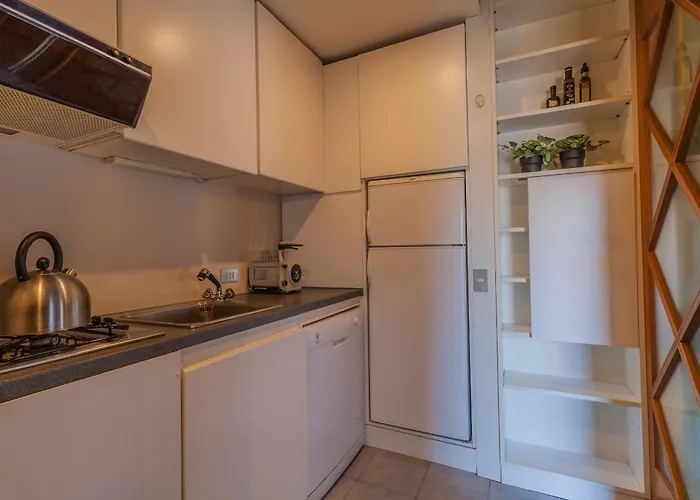 Domus Elena Lakeview *