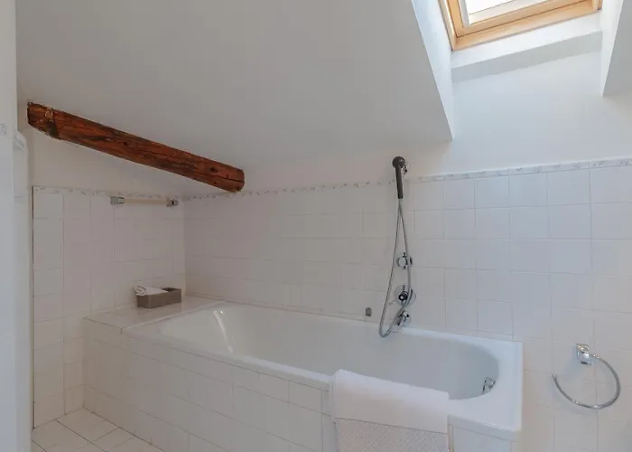 Domus Elena Lakeview