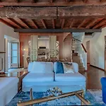 Domus Elena Lakeview *