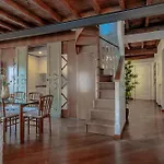 Domus Elena Lakeview *