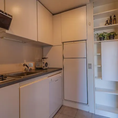 Domus Elena Lakeview *